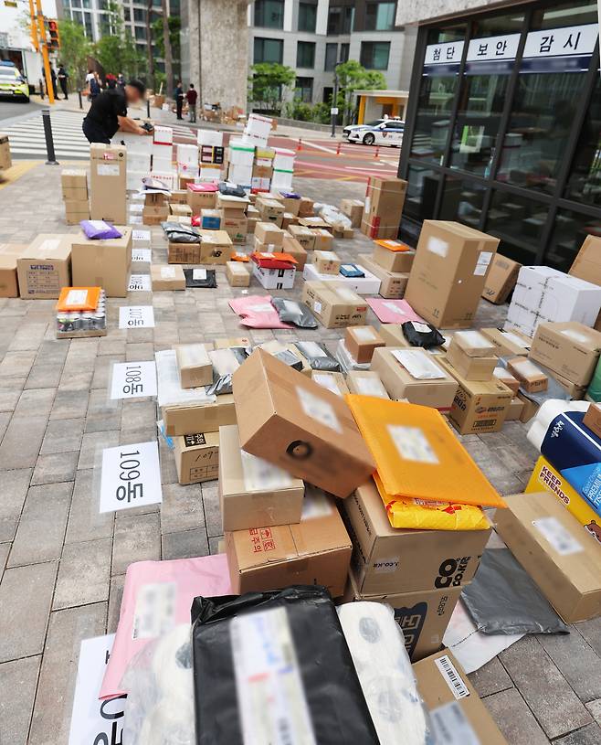 10일 경기도 수원시의 한 아파트 단지 입구에 택배가 쌓여 있다. [연합]