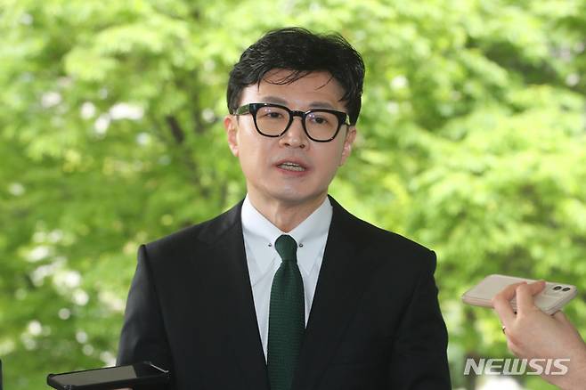 [서울=뉴시스] 배훈식 기자 = 한동훈 법무부 장관이 지난 4월25일 오전 서울 종로구 정부서울청사 별관에서 열린 제60회 법의날 기념식에 참석하기 전 취재진의 질문에 답하고 있다. 2023.04.25. dahora83@newsis.com