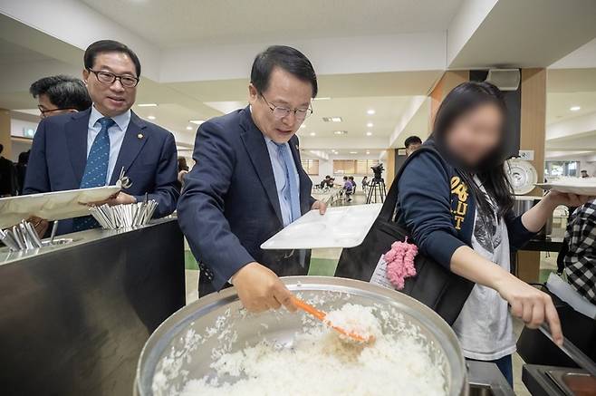 [익산=뉴시스] 강명수 기자 =10일 정헌율 전북 익산시장이 ‘천원의 아침밥’ 사업을 시행하고 있는 원광대학교를 찾아 현장 의견을 청취하고 있다. (사진 =익산시 제공) 2023.05.10. photo@newsis.com *재판매 및 DB 금지