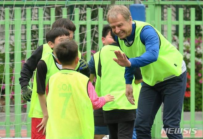 [인천=뉴시스] 김동영 기자 = 위르겐 클린스만 한국 축구대표팀 감독이 28일 오후 인천 서구 발산초등학교에서 어린이들과 함께 축구를 하고 있다. 이날 교육부와 대한축구 협회는 ‘학교체육 활성화 및 늘봄 학교지원을 위한 업무협약을 맺었다. 2023.04.28. dy0121@newsis.com