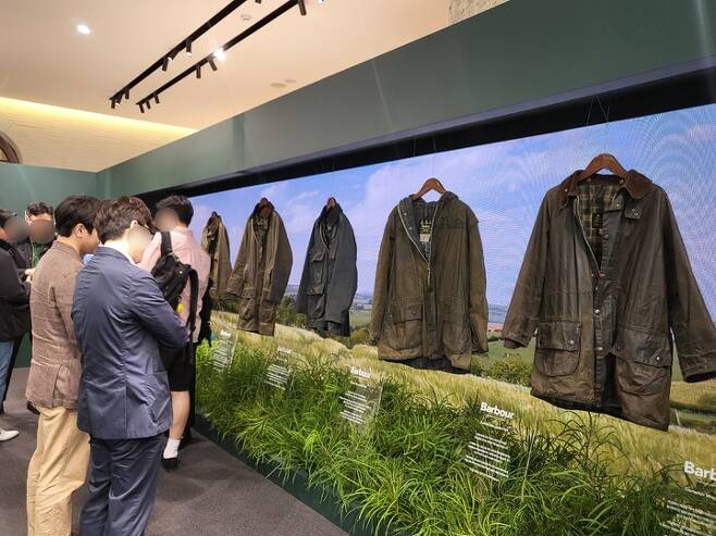 [서울=뉴시스] 박미선 기자=9일 라움 이스트 1층에 열린 바버 ‘아카이브 전시회’에서 사람들이 바버 재킷을 둘러보고 있다. *재판매 및 DB 금지