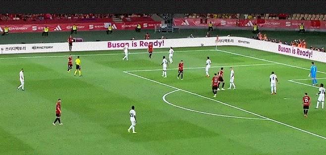 스페인 국왕컵 축구 결승전에서 경기장 LED광고판에 부산을 알리는 홍보 문구가 송출되고 있다. 부산시 제공