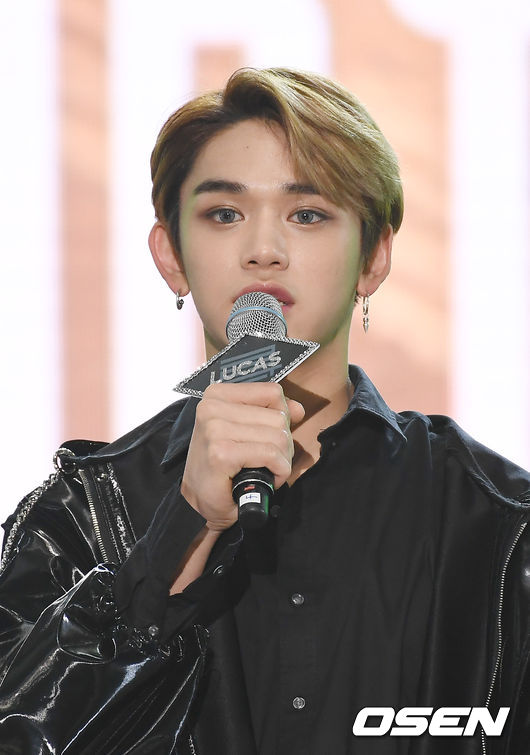 [OSEN=곽영래 기자] 'NCT 2018 EMPATHY(엔시티 2018 엠파시) 쇼케이스가 14일 오후 서울 고려대학교 화정체육관에서 열렸다.NCT 루카스가 인사말을 하고 있다. / youngrae@osen.co.kr