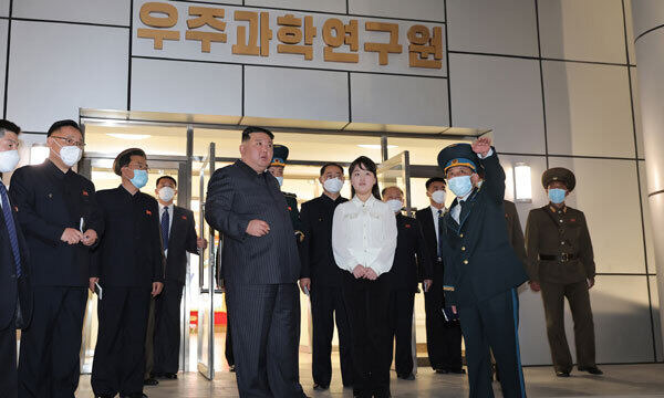 지난달 19일 북한 조선중앙통신 보도를 통해 공개된 김정은 북한 노동당 총비서의 우주과학연구원 방문 모습. 세계일보 자료사진