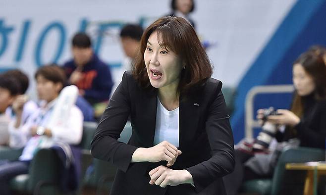 정선민 감독이 이끄는 한국 여자농구 대표팀이 다음 달 열리는 2023 국제농구연맹(FIBA) 아시아컵을 위해 오는 15일 충북 진천 국가대표선수촌에 소집돼 담금질에 들어간다. 정 감독은 “이번 대회 무조건 4위 안에 들어서 올림픽 최종 예선 티켓을 확보하겠다”고 각오를 밝혔다. 세계일보 자료사진