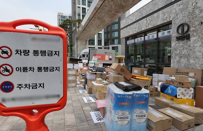 10일 오후 경기도 수원시의 한 아파트 단지 입구에 택배가 쌓여 있다. 수원=연합뉴스