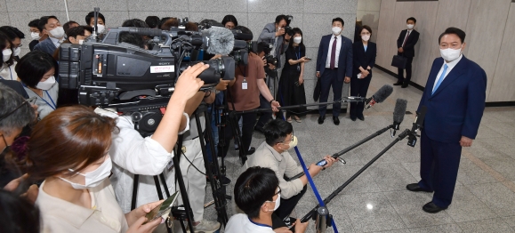 14일 윤석열 대통령이 서울 용산구 대통령실로  출근을 하며 기자들의 질문에 답하고 있다. . 2022.6.14 대통령실사진기자단 (서울신문 박지환)