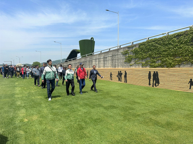 지난 9일 이완섭 서산시장과 함께 100여 명의 공무원들이 순천만국제정원박람회를 찾아 성공 노하우를 공유했다. 사진 제공=순천시