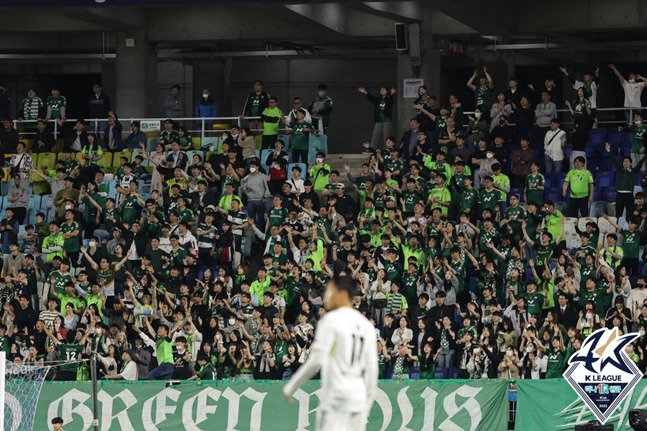 전북 현대 원정팬들의 모습. /사진=한국프로축구연맹