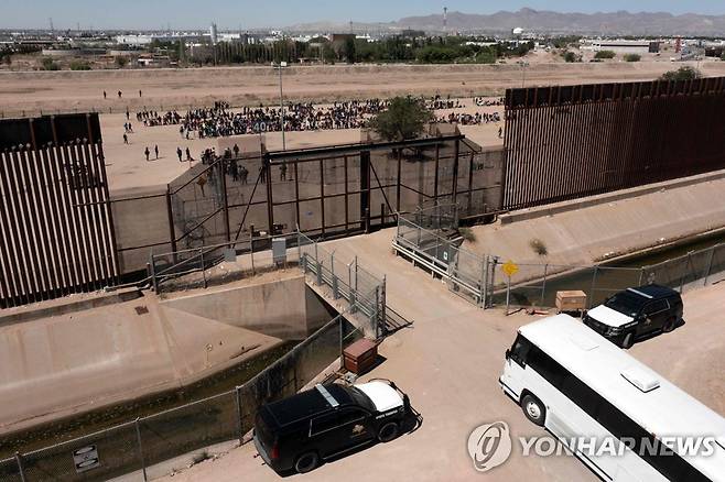 미국-멕시코 접경지대에서 대기 중인 이민자들 (엘패소 AFP=연합뉴스) 9일(현지시간) 미국 텍사스주 엘패소 지역 멕시코 국경 부근에 이민자들이 대기하고 있다. 2023.5.10