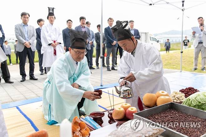 가축의 넋을 위로하는 축혼제 개최 (서울=연합뉴스) 농촌진흥청 국립축산과학원이 10일 개원 71주년 기념일을 맞아 전라북도 완주군 국립축산과학원 안에 마련된 축혼비 앞에서 우리나라 축산업 발전을 위해 희생된 가축의 넋을 위로하는 축혼제를 지내고 있다. 2023.5.10 [농촌진흥청 제공. 재판매 및 DB 금지] photo@yna.co.kr