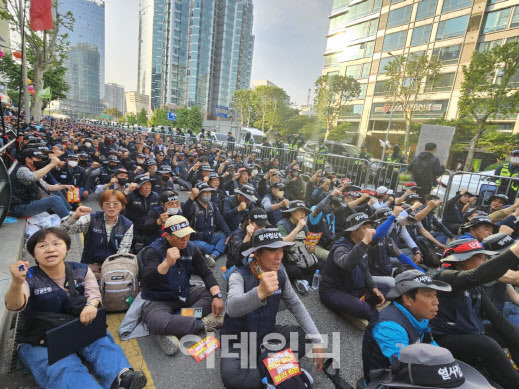 11일 오후 4시 서울 서대문구 경찰청 앞에서 열린 정당연설회에 참여한 건설노조원 1000~3000명(주최 측 추산)은 ‘열사정신 계승’, ‘단결 투쟁’ 등이 적힌 검은색 띠를 이마에 두르고 “노조탄압 앞장 서는 윤희근 경찰청장 파면하라”고 외치고 있다.(사진=이영민 수습기자)