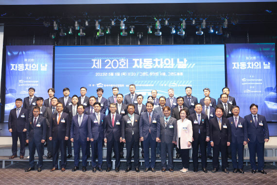 한국자동차모빌리티산업협회(KAMA)와 한국자동차산업협동조합(KAICA)은 11일 서울 용산구 그랜드 하얏트 서울에서 제20회 자동차의 날 기념행사를 열고 자동차산업 발전 유공자 34명에 대한 정부 포상을 수여했다고 밝혔다. 최준영 기아 부사장이 은탑산업훈장을 수상했다. (사진=KAMA)