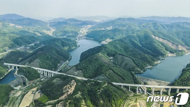 충북 음성군이 사통팔달 교통망 확충에 속도를 내고 있다. 사진은 삼형제 저수지를 관통하는 평택 제천간 고속도로.(음성군 제공)2023.5.11/뉴스1