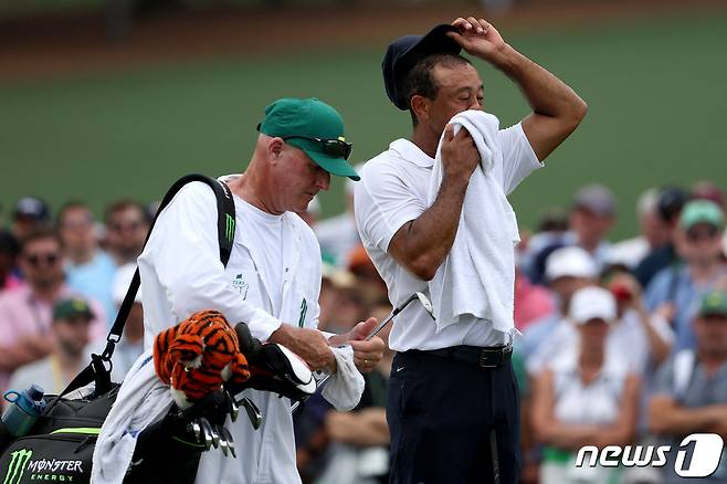 타이거 우즈(오른쪽)와 그의 캐디인 조 라카바. ⓒ AFP=뉴스1