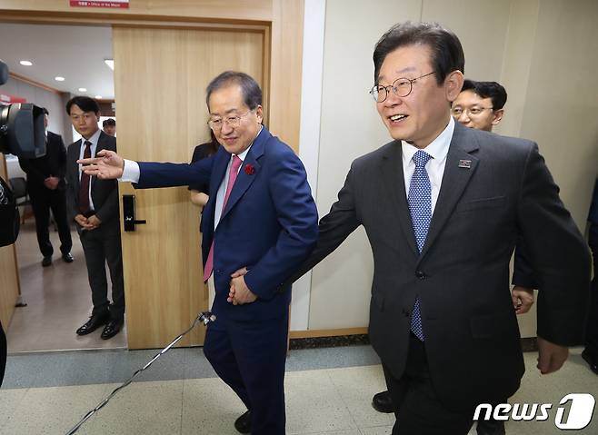 홍준표 대구시장(왼쪽)이 10일 오후 대구시청 산격청사에서 이재명 더불어민주당 대표와 면담을 마친 뒤 이재명 대표 손을 잡고 배웅하고 있다. 2023.5.10/뉴스1 ⓒ News1 공정식 기자