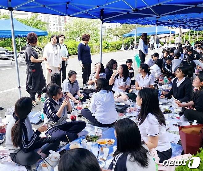 광주여자상업고등학교 총동문회가 지난 3일과 10일 두 차례에 걸쳐 광주여상 후배 전교생을 위한 삼겹살 파티를 열었다.(광주여상 제공)2023.5.11./뉴스1