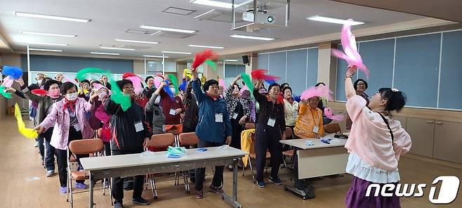 보은군 노인복지대학 강좌에 참여한 어르신들이 즐거운 시간을 보내고 있다. (보은군 제공)