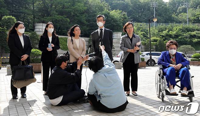 위안부 피해자 이용수 할머니(오른쪽)와 일본인 야마모토 세이타 변호사(오른쪽 세번째)가 11일 오후 서초구 서울고등법원에서 열린 위안부 피해 할머니 일본 정부 상대 손해배상 소송 공판에 출석하며 취재진 질문에 답하고 있다.  2023.5.11/뉴스1 ⓒ News1 박세연 기자