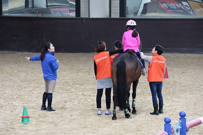 재활승마 강습 장면. 사진제공=한국마사회