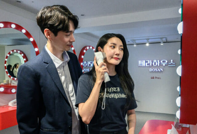 LG프라엘'은 5월 12일부터 6월 23일까지 서울 꼴라보하우스 도산에서 팝업스토어를 운영한다. 방문객이 'LG 프라엘 더마쎄라' 제품을 체험하고 있다.(사진=LG전자)