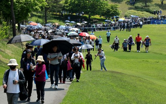 구름 갤러리가 우리금융 챔피언십 1라운드 1번 홀에서 임성재, 정찬민, 박상현을 따라다니고 있다.[사진제공=KPGA]