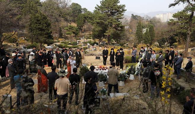 4월 1일 오후 경기도 남양주시 마석 모란공원 민주열사 묘역에서 故 박원순 전 서울시장의 묘소 이장 안장식이 진행되고 있다. 고(故) 박원순 전 서울시장의 묘소는 이날 경남 창녕군 선영에서 경기 남양주 마석 모란공원으로 새벽에 이장됐다./뉴스1