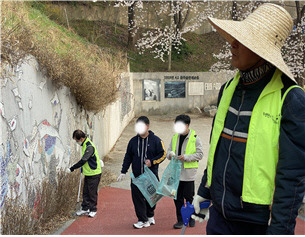 공주기독교종합사회복지관에서 '공주시 지역의 환경문제 대응을 위한 必환경 프로젝트 - 必환경으로 同行(동행)'이 지난 3월부터 힘찬 활동에 들어가 활력을 불어넣고 있다. 사진=공주기독교종합사회복지관 제공