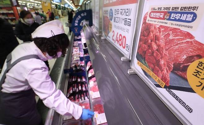 서울 용산구 이마트 용산점 정육 판매대에서 직원이 상품을 진열하고 있다.ⓒ이마트