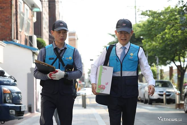 이종호 과학기술정보통신부 장관이 11일 오후 서울 서대문구 북가좌동 인근에서 임익수 서대문우체국 집배팀장과 함께 복지등기우편서비스를 점검하고 있다.