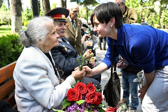 전승기념일인 9일(현지시각) 조지아 트빌리시에서 사람들이 2차대전 참전자들에게 꽃을 선물하고 있다. AFP 연합뉴스