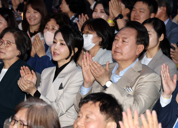 윤석열 대통령과 김건희 여사가 10일 오후 청와대 대정원에서 열린 \