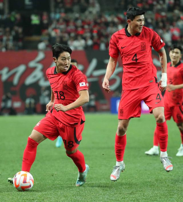 축구대표팀 이강인(왼쪽)과 김민재가 3월 28일 서울월드컵경기장에서 열린 우루과이와의 평가전에서 공격을 시도하고 있다. 뉴스1