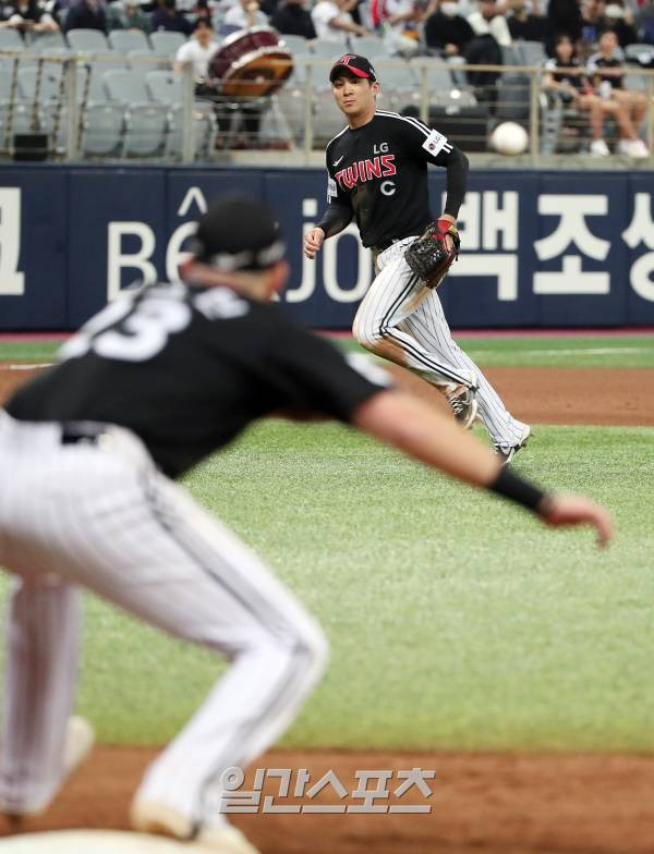 2023 KBO 프로야구 키움 히어로즈와 LG 트윈스의 경기가 4일 오후 서울 고척스카이돔에서 열렸다. 7회 말 오지환이 내야 타구를 여유있게 처리하고 있다. 고척=김민규 기자