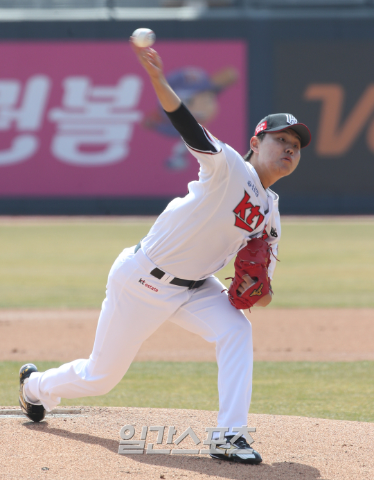 11일 토미존 서저리 소식이 전해진 소형준. 소형준은 KT 위즈를 대표하는 토종 에이스지만 이번 수술로 최소 1년의 공백을 갖게 됐다. IS 포토