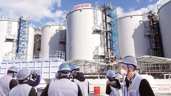 도쿄전력 관계자들이 지난 2월 2일 후쿠시마 제1 원자력발전소에서 외신 기자들에게 오염수 저장탱크를 설명하고 있다.[연합뉴스]