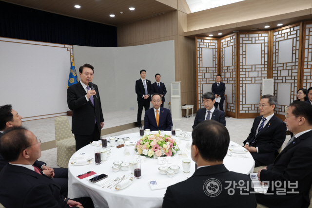 ▲ 윤석열 대통령이 10일 낮 용산 대통령실 내빈식당에서 국무위원, 국민의힘 지도부, 참모진과 오찬을 하며 인사말을 하고 있다. 사진/대통령실 공동취재단