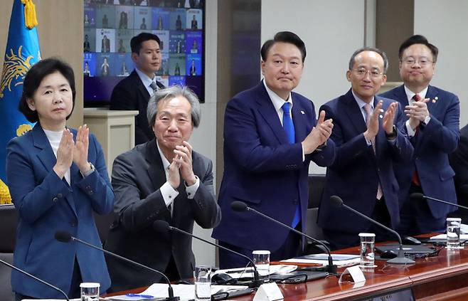 윤석열 대통령과 중대본 위원들이 11일 서울 용산 대통령실 청사에서 열린 코로나19 중앙재난안전대책본부 회의에서 코로나19 방역 최전선에서 활약한 의사, 간호사, 간호조무사 등 보건 의료진에게 격려의 박수를 보내고 있다. 대통령실통신사진기자단