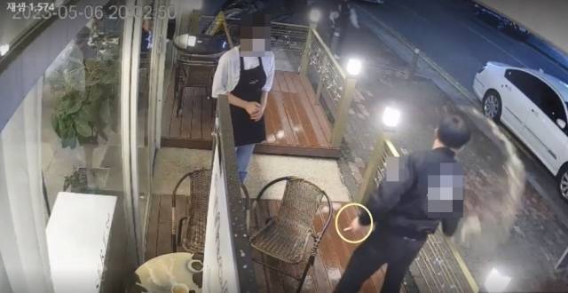 한 중년 남성이 지난 6일 "카페 테라스는 금연구역이니 옆 골목에서 담배를 피워달라"는 직원 말에 화가 나 커피잔을 길 위에 던지고 있다. 자영업자 커뮤니티 ‘아프니까 사장이다’ 캡처.