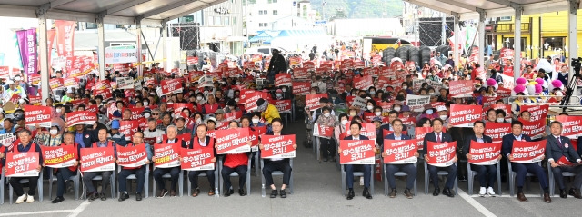 ‘영양 양수발전소 유치염원 범도민 결의대회’가 지역주민 등 2000여명이 참석한 가운데 11일 오후 영양군 일월산 산나물축제장에서 열렸다.  경북도 제공