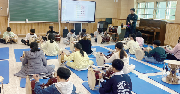 매산초 학생들이 문화다양성을 비롯해 장구와 AI 스마트교육 등을 받고 있다. 매산초등학교 제공