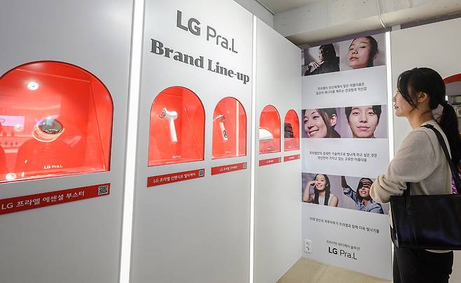 LG전자가 12일부터 다음달 23일까지 서울 강남구 꼴라보하우스도산에서 'LG 프라엘' 팝업스토어를 운영한다. 팝업스토어에선 초음파 기술로 얼굴 선을 관리해주는 뷰티기기 LG 프라엘 더마쎄라를 사용해볼 수 있다. LG전자