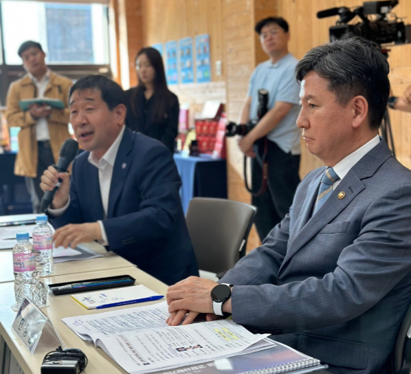 한창섭 행정안전부 차관(오른쪽)와 이재영 증평군수가 고향사랑기부제에 대해 이야기를 나누고 있다./사진=이창명 기자