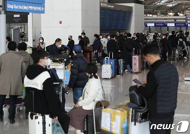 (인천공항=뉴스1) 신웅수 기자 = 사진은 7일 오후 인천국제공항 1터미널 출국장에서 수속을 기다리는 시민들의 모습. 2023.3.7/뉴스1  Copyright (C) 뉴스1. All rights reserved. 무단 전재 및 재배포 금지.