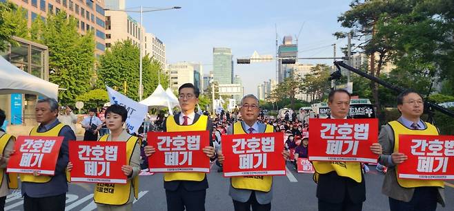 (왼쪽 두 번째부터) 곽지연 대한간호조무사협회장, 이필수 대한의사협회장, 장인호 대한임상병리사협회장, 박태근 대한치과의사협회장 등이 11일 서울 여의대로에서 '간호법 폐기'를 외치며 두 번째 부분 파업 및 연가 투쟁에 참여하고 있다. /사진=정심교 기자