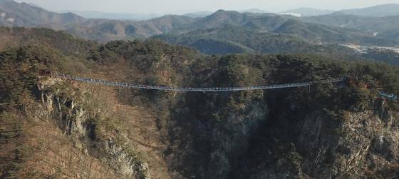 2018년 1월11일 강원 원주시 지정면 '원주 소금산 출렁다리 개통식'이 열린 가운데 시민들이 출렁다리를 건너고 있다. 원주 소금산 출렁다리는 길이 200m, 폭 1.5m, 성인 1285명이 동시에 건널 수 있게 설계됐다. /사진=뉴스1