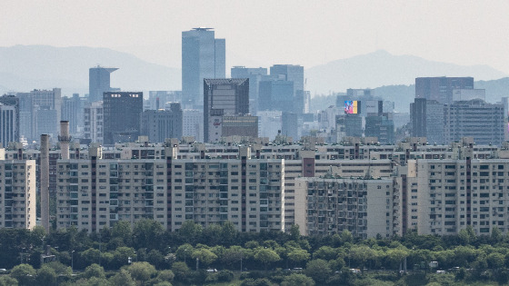 11일 한국경제연구원(KDI)는 최근 발표한 '금리인상의 주택건설에 대한 영향과 향후 전망' 보고서를 통해 금리인상은 주택가격을 하락시키고 주택착공을 감소시키는 요인으로 작용했으며 그 결과 경제성장률이 낮아질 수 있다는 가능성을 시사했다. 최근의 긴축적인 통화정책 기조는 경제 전반의 경기 둔화에도 불구하고 물가안정을 도모하기 위해 진행되는 조치라는 주장도 제기됐다./사진=뉴스1