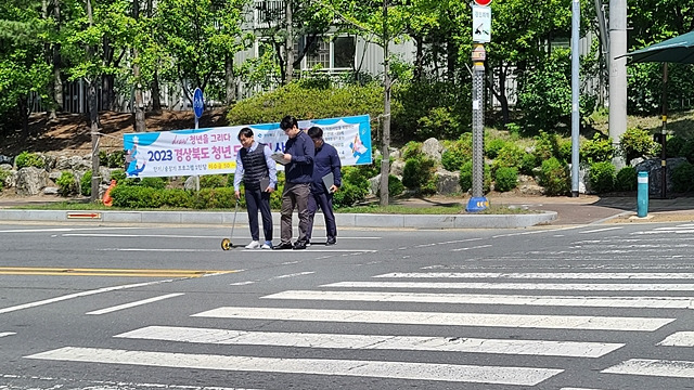 경북경찰청이 관계기관과 '보험사기 교통사고 잦은 곳'에 대한 합동점검을 하고 있다./사진제공=경상북도경찰청