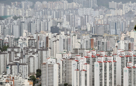 11일 상업용 부동산 플랫폼 '부동산플래닛'이 발표한 2023년 1분기 전국 부동산 유형별 매매거래 현황 조사에 따르면 거래량과 거래금액 모두 전 분기 대비 증가한 것으로 드러났다. 전국 부동산 매매 거래량은 15.5%, 거래금액은 26%가량 늘며 지난해 3분기 수준까지 회복했다. 특히 아파트가 시장 상승을 견인했는데 올해 1분기 매매 거래량과 거래금액이 직전 분기와 전년 동기 모두 상회하며 1분기 부동산 시장의 분위기를 쇄신했다./사진=뉴스1