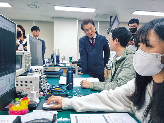 이정식 고용노동부 장관이 10일 오후 서울 강서구에 위치한 대한상공회의소 서울기술교육센터를 방문해 ‘K-디지털 트레이닝’인재양성 과정을 점검, 훈련생들에게 교육과정에 대해 묻고 있다. 김용훈 기자